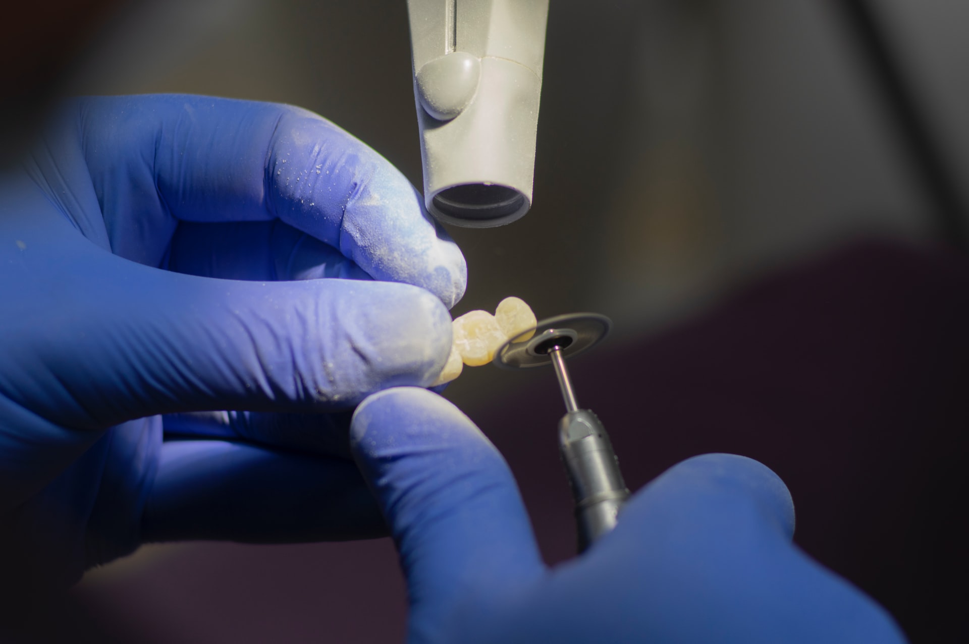 Implantólogo puliendo un implante dental en la clínica Catarroja Dental